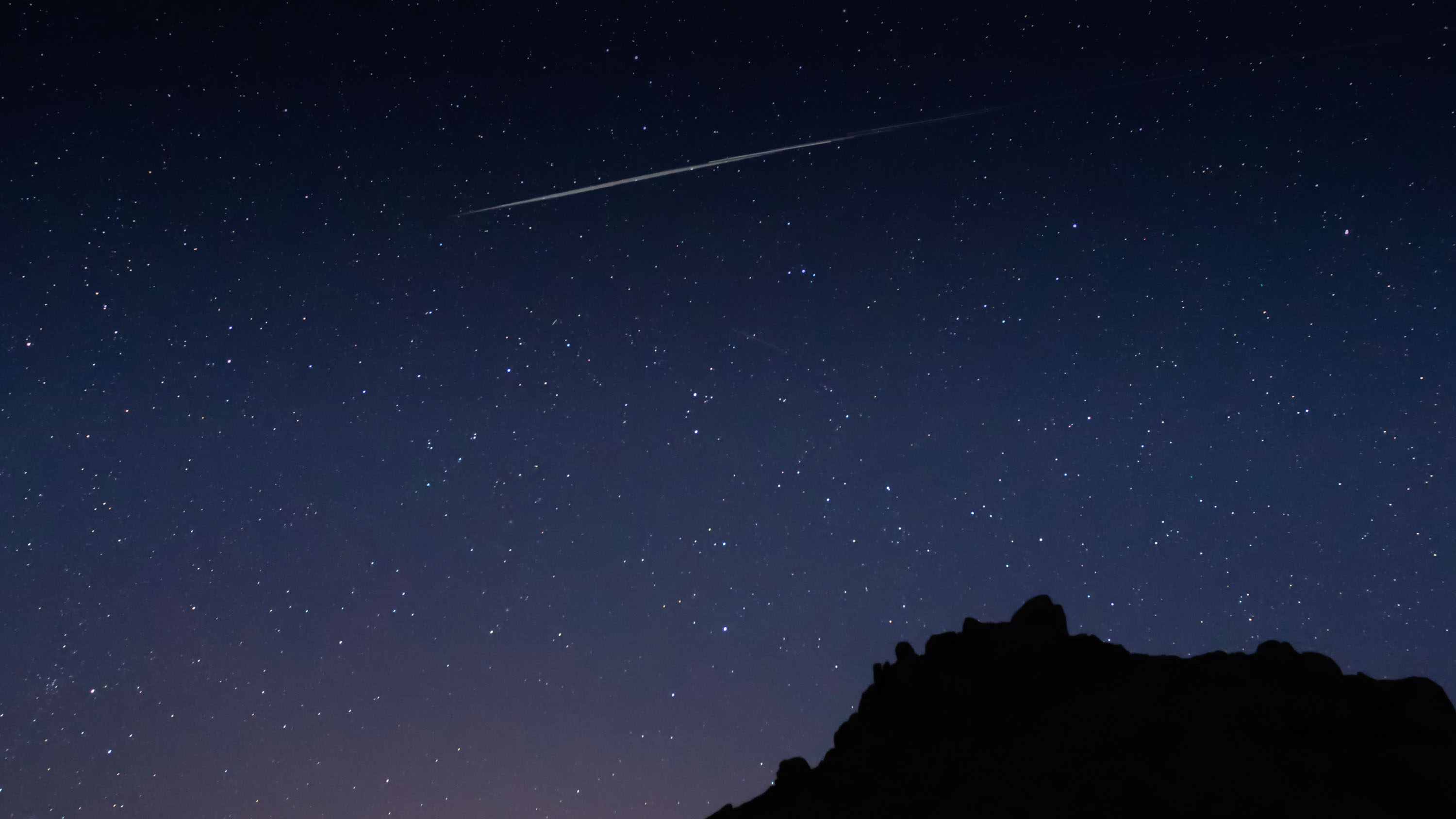 Long exposure at night of multiple Starlink satellites